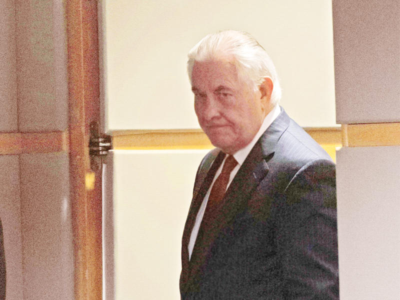 تيلرسون قبيل إلقاء أول تصريح له بعد إقالته في واشنطن أمس الأول (أ ف ب)