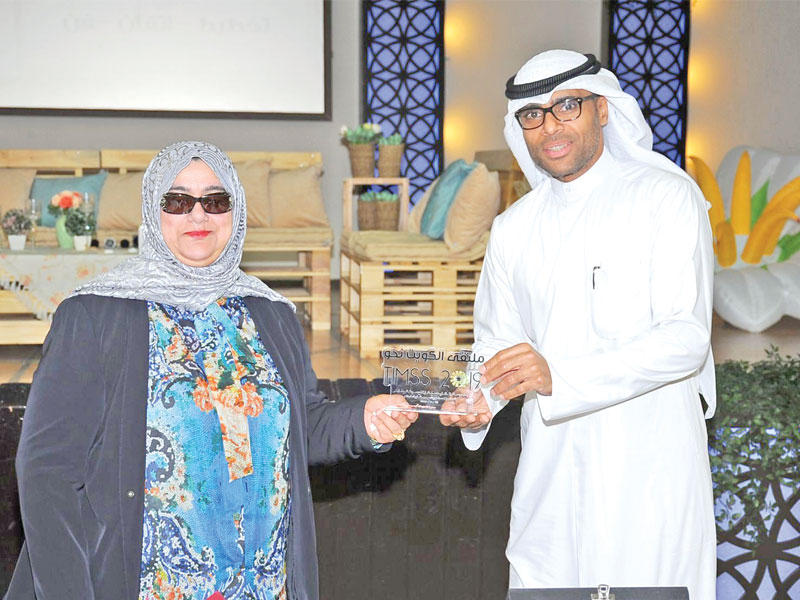 عبدالله السويد ومديرة المدرسة سوسن الأنصاري