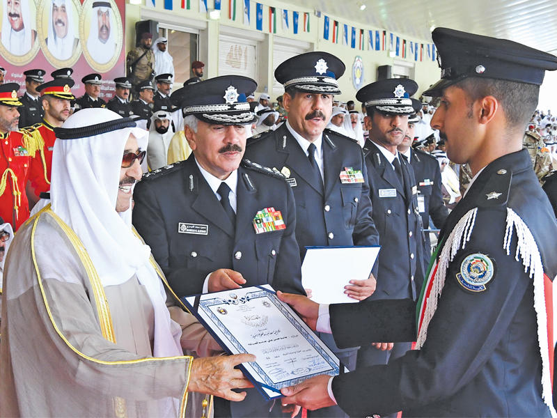 صاحب السمو مكرماً أحد الطلبة الخريجين