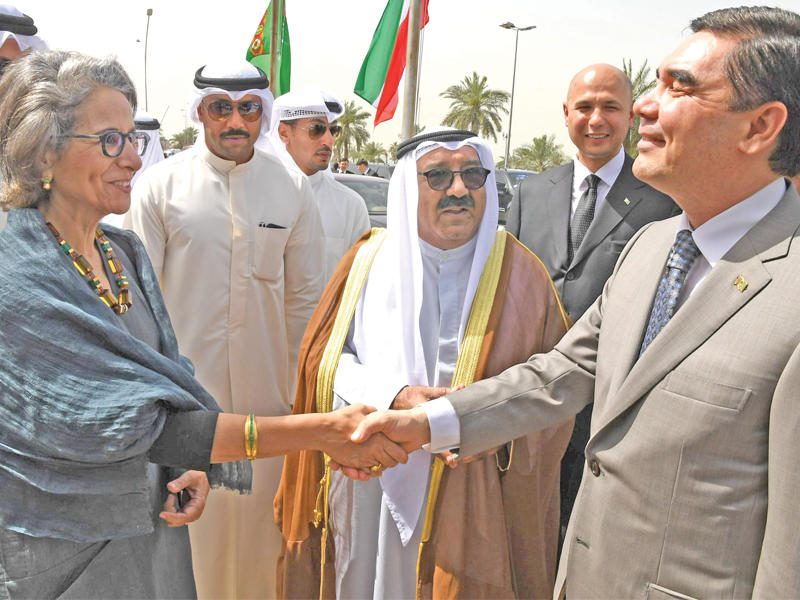 رئيس تركمانستان خلال زيارته للمركز الأمريكاني وفي استقباله النائب الأول والشيخة حصة الصباحn