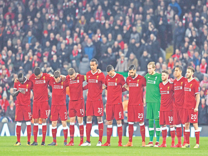 لاعبو ليفربول قبل بداية مباراة بورتو في دوري الأبطال