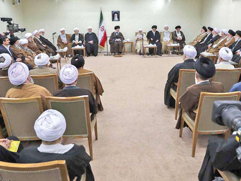 خامنئي مستقبلاً اعضاء مجلس خبراء القيادة في طهران أمس (ارنا)