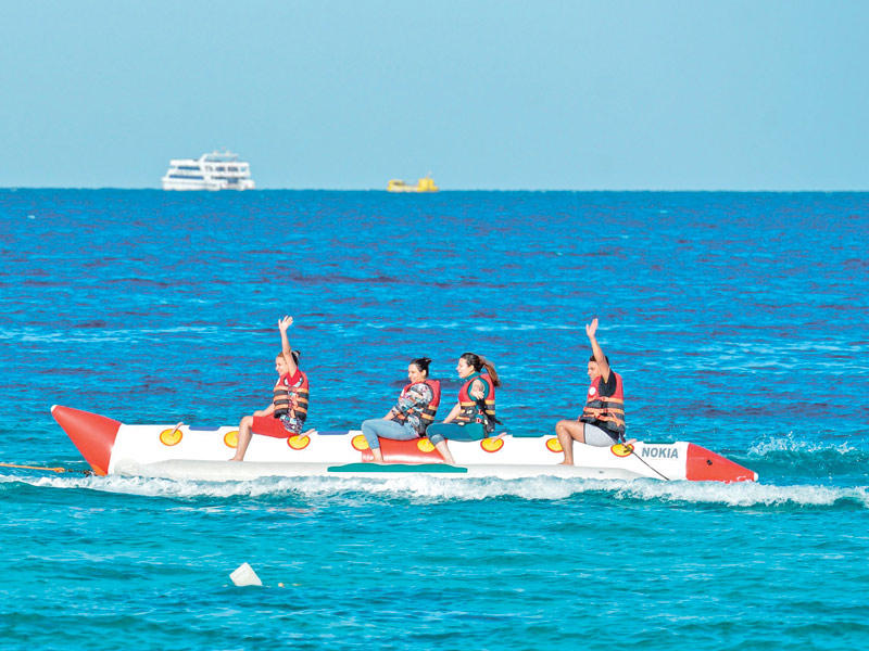  سياح يستمتعون في الغردقة في 18 فبراير الماضي    (أ ف ب) 