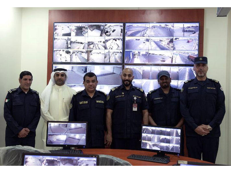 رجال الجمارك مع الكاميرات الجديدةn