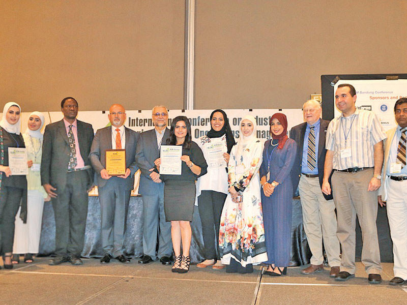 الطالبات الفائزات توسطن عدداً من مسؤولي الجامعة