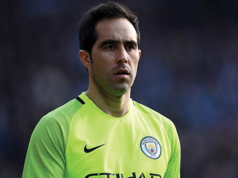 الحارس التشيلي كلاوديو برافو لاعب مانشستر سيتي