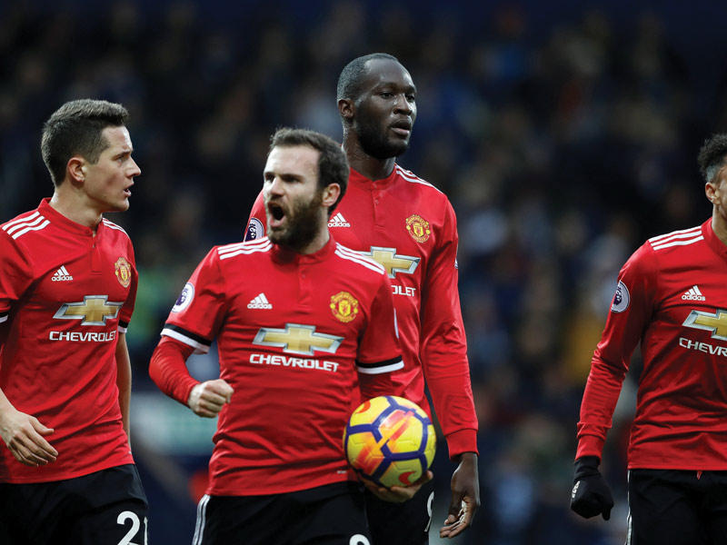 لاعبو مانشستر يونايتد خلال مباراة سابقة