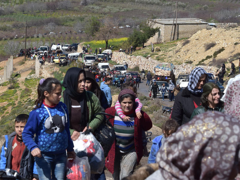 فارون من عفرين على طريق الأحلام الجبلي الواقع تحت سيطرة النظام شمال حلب أمسt (أ ف ب)