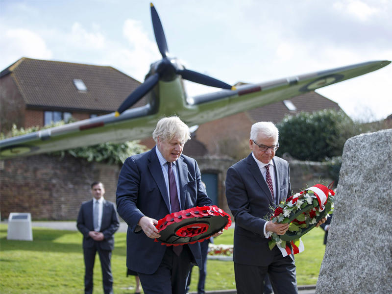 جونسون ونظيره البولندي جاسيك تشوابوتوفيتش يضعان إكليلاً من الزهور على قبر الجندي المجهول في أوكسبريدج غرب لندن أمس (أ ف ب) 
