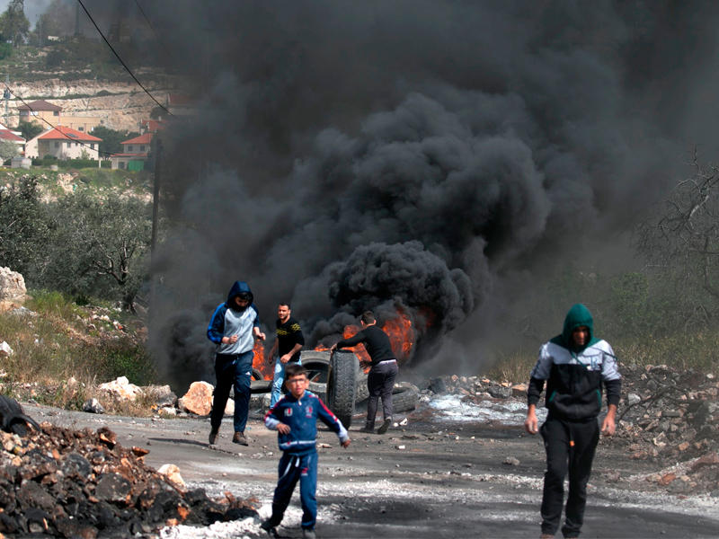 صبي يتقدم مواجهة جنود إسرائيل في قرية كفر قدوم أمس (أ ف ب)