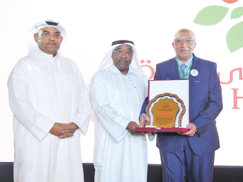 راتب يكرم الخشتي بحضور رئيس مجلس إدارة مستشفى سدرة هيثم الخالد