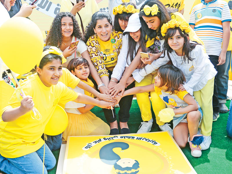 الشيخة انتصار الصباح مع مجموعة من المشاركين في الكرنفال