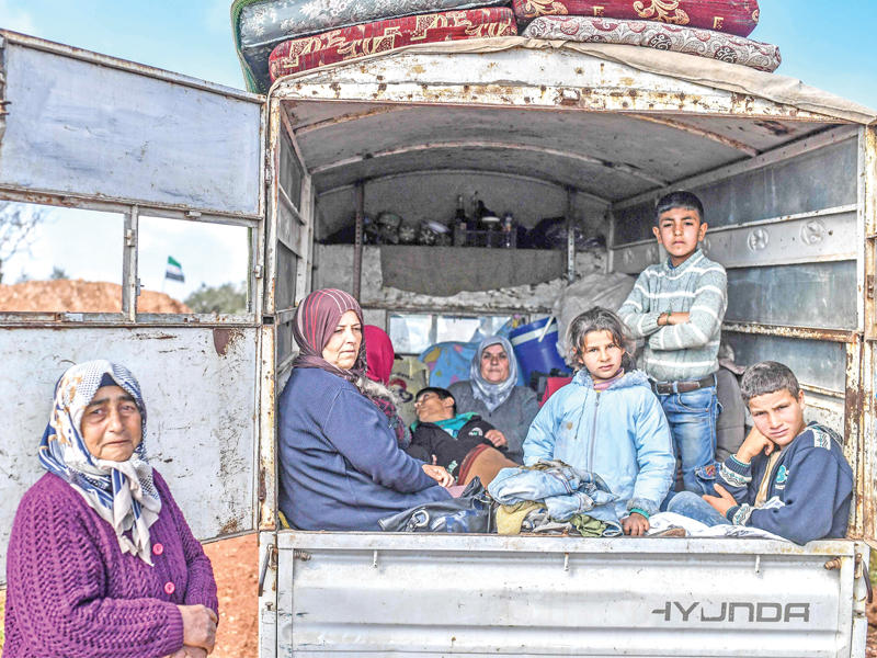 سوريون فارون من وجه الهجوم التركي في عفرين أمس (ا ف ب) 