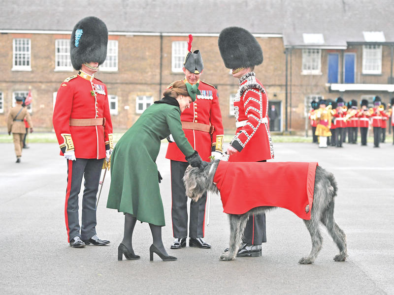 دوقة كمبريدج كاثرين خلال زيارتها لمقر كتيبة الحرس الأيرلندي بمناسبة عيد القديس باتريك في لندن أمس      (رويترز)