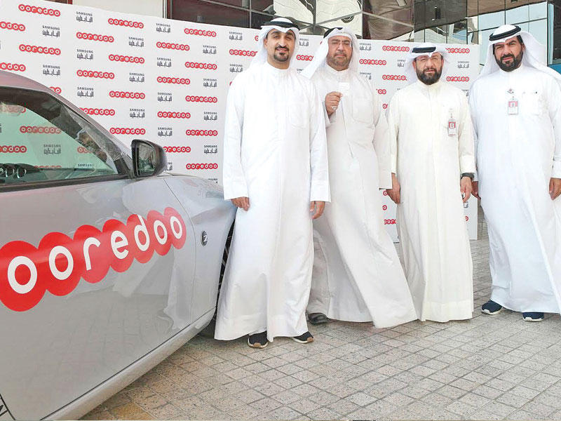 قياديو الشركة مع ممثل «التجارة» عبدالعزيز أشكناني خلال السحب على السيارة