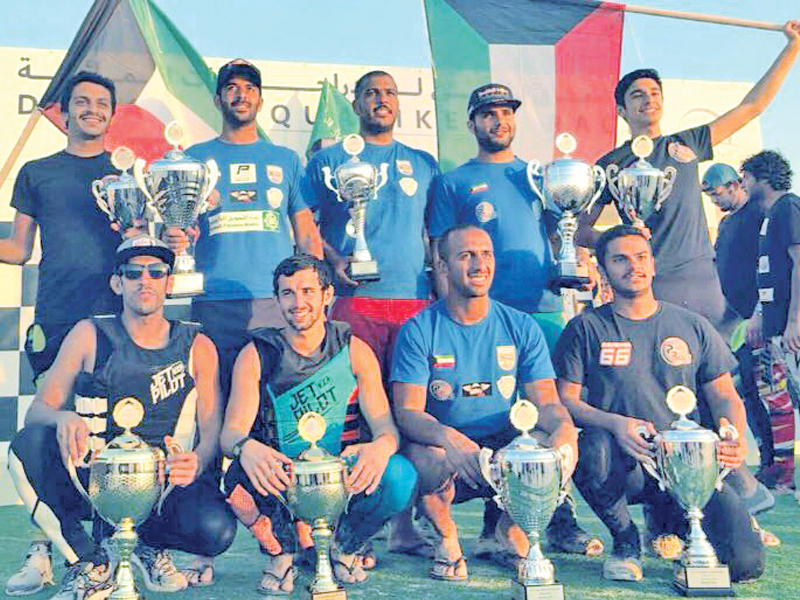 صورة جماعية لمنتخب الدراجات المائية 