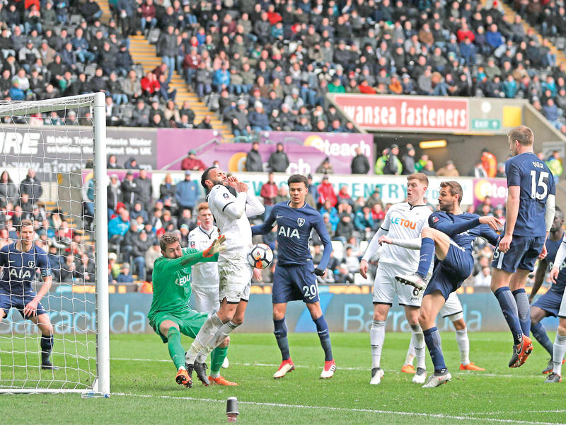 إحدى الفرص لتوتنهام خلال الشوط الثاني 