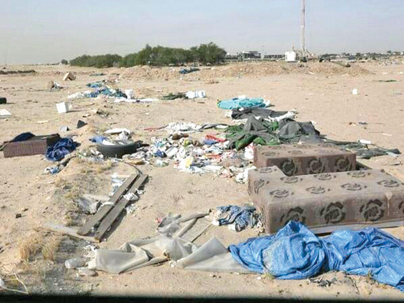 بقايا مخيمات 