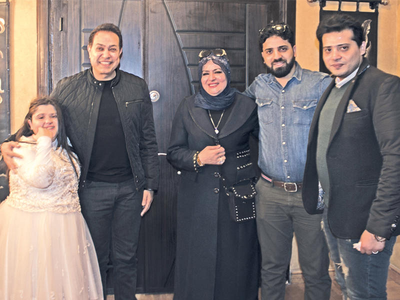 حكيم مع الطفلة سارة ووالدتها