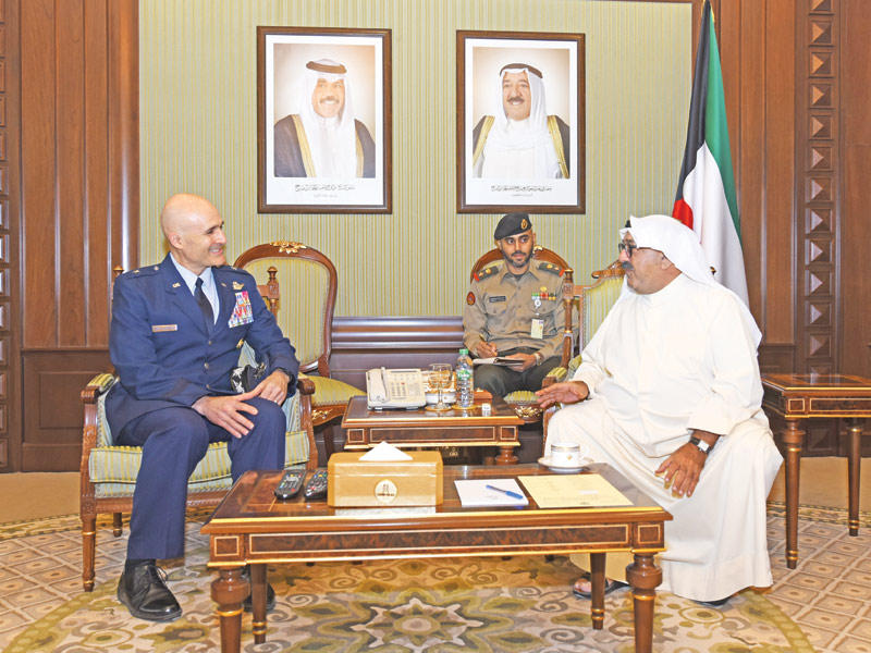 ناصر الصباح مستقبلاً الضيف الأميركي