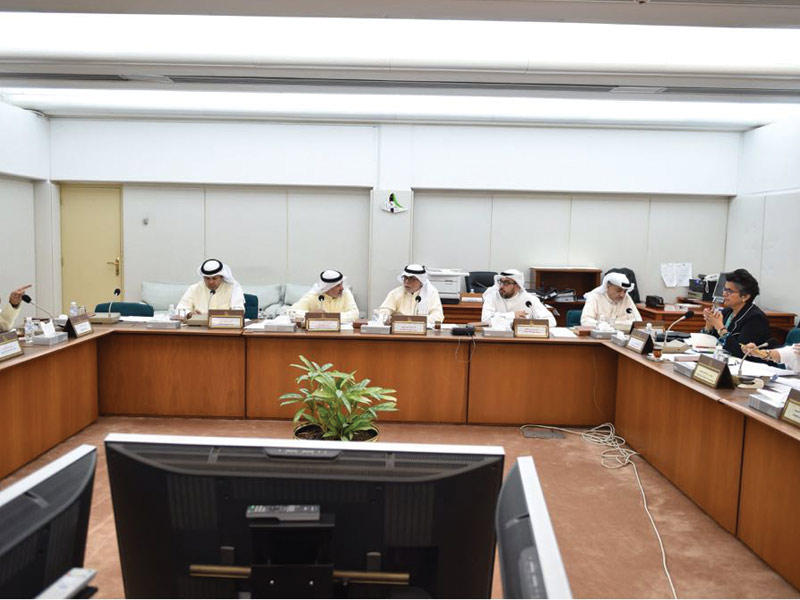 «المالية» خلال اجتماعها أمس