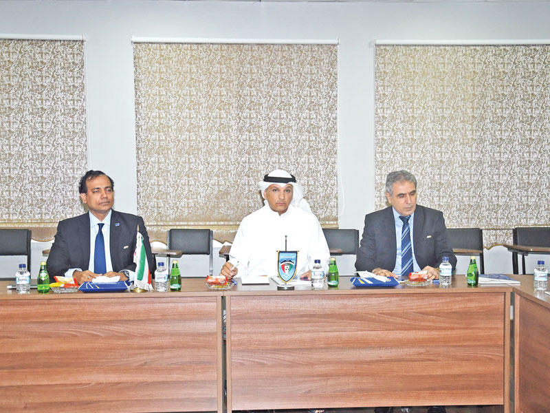 الربيع يتوسط الوفد الآسيوي