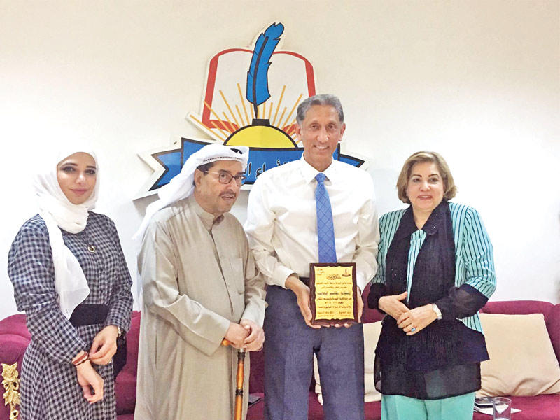 من اليمين ليلى العثمان وطالب الرفاعي وعبد العزيز السريع 