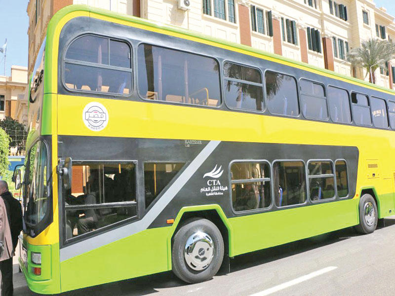 إحدى حافلات الطابقين التي بدأت تعمل في القاهرة 
