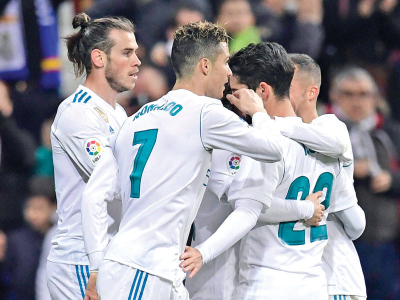 جانب من فرحة لاعبي ريال مدريد بتسجيل الهدف الأول 