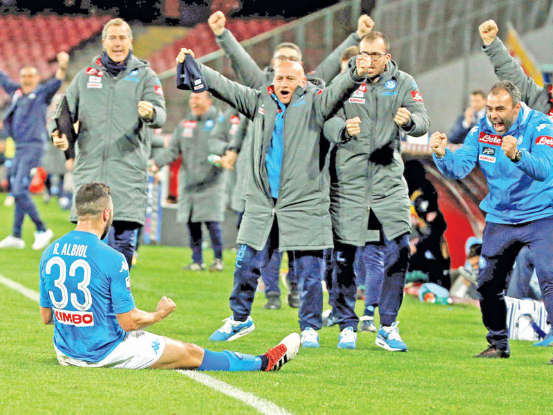 فرحة لاعبي نابولي مع الجهاز الفني 