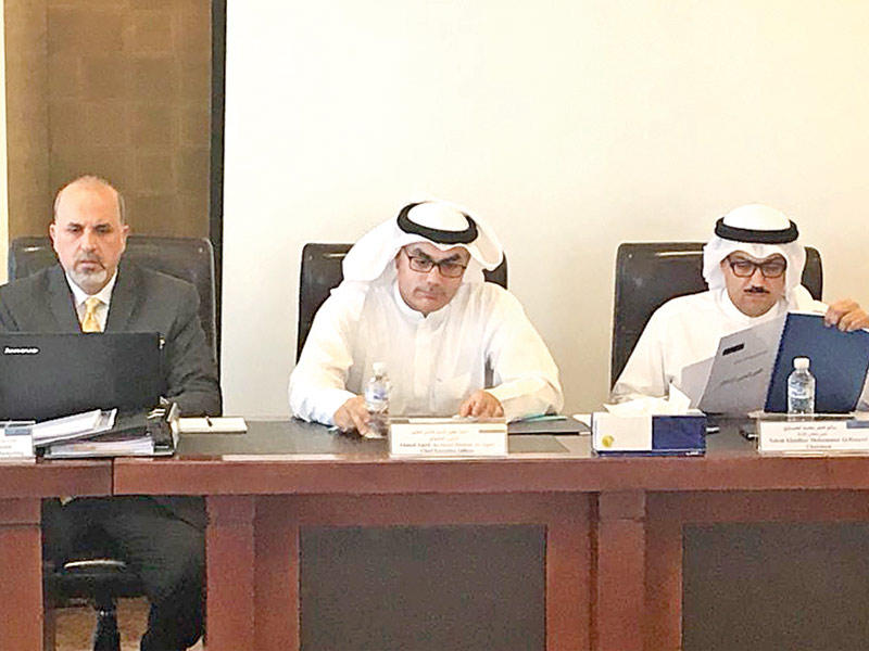 الحساوي والعقيل خلال اجتماع الجمعية العمومية امس