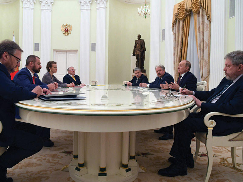 بوتين مستقبلاً في الكرملين أمس المرشحين للانتخابات الرئاسية الذين لم يحالفهم الحظ        (أ ف ب)