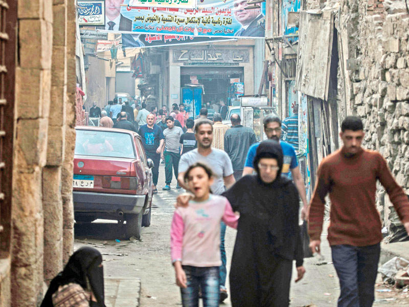 مصريون في حي الجمالية قبل أيام (أ ف ب)