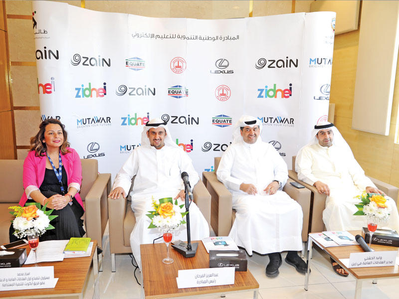 الفرحان متوسطا الخشتي والساير وأسرار محمد (تصوير عوض التعميري)