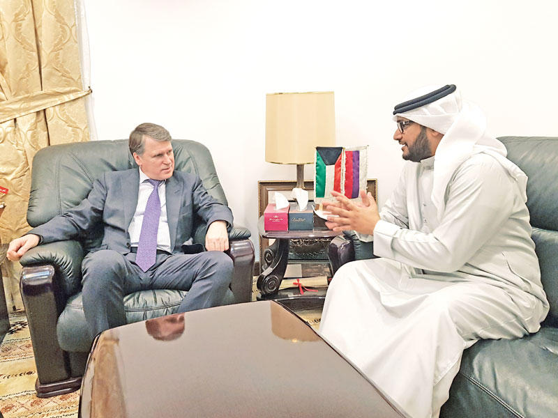 السفير الروسي متحدثاً إلى الزميل ناصر الخمري