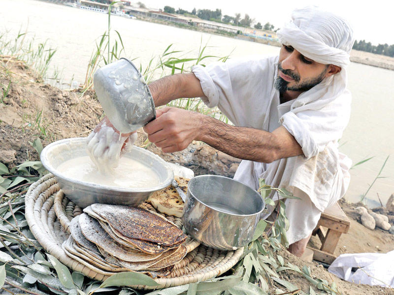 عراقي من الصابئة المندائيين خلال طقوس في عيد الخليقة (برونايا) في بغداد أمس الأول (أي بي أيه) 