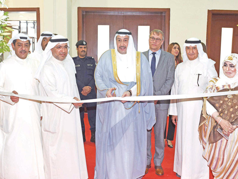 الحمود مفتتحاً المعرض