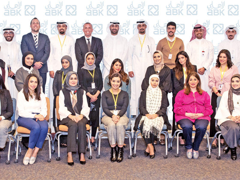 خريجو الدفعة الرابعة والعشرين من أكاديمية الأهلي مع إدارة البنك 