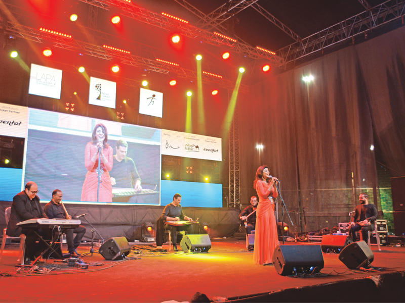 ياسمين علي أثناء أمسية مهرجان الشباب العربيn