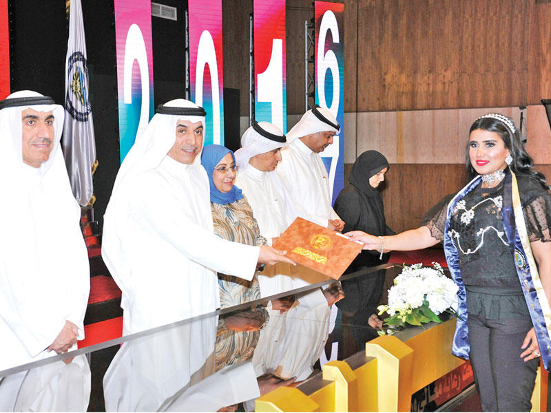 العازمي مكرماً متفوقة