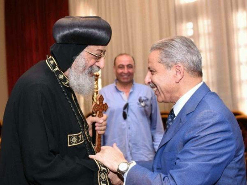 سفير السعودية السابق أحمد قطان يزور الكاتدرائية ليودع البابا تواضروس بعد نهاية خدمته بالقاهرة