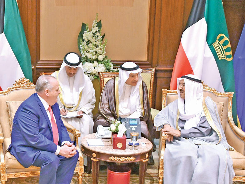 صاحب السمو مستقبلاً المسؤول في شركة «بوينغ» أمس