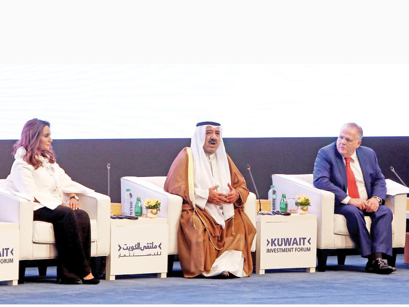 ناصر الصباح متحدثاً في الجلسة الحواريةn