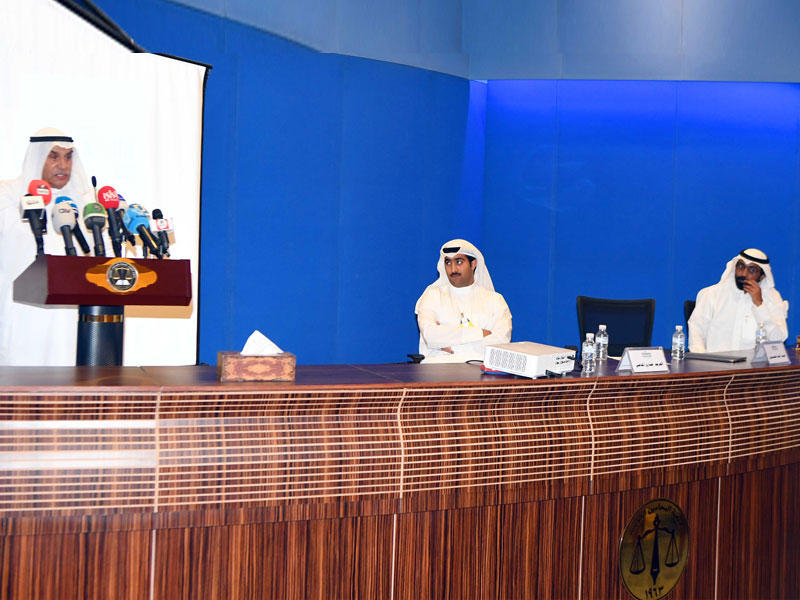 السعدون متحدثاً وبدا الوسمي متابعاً خلال الندوة