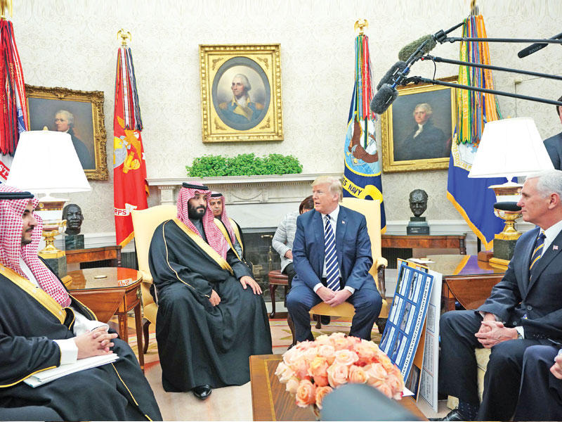 ترامب مستقبلاً بن سلمان بحضور بنس والأمير خالد بن سلمان أمس (أ ف ب)