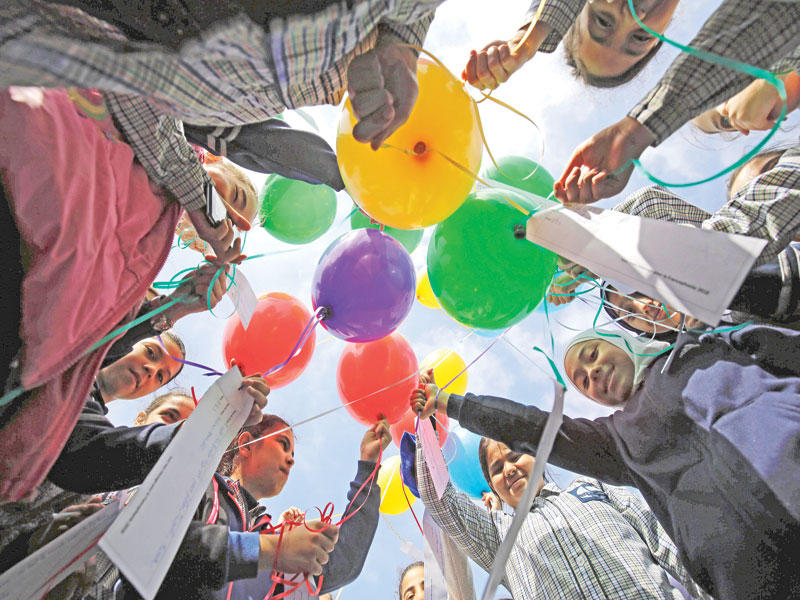 طلاب لبنانيون خلال إحياء يوم الفرنكوفونية في طرابلس أمس (أ ف ب)