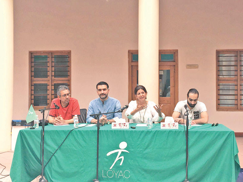 السقاف وإيراج يتوسطان الشطي والصغير أثناء المؤتمر