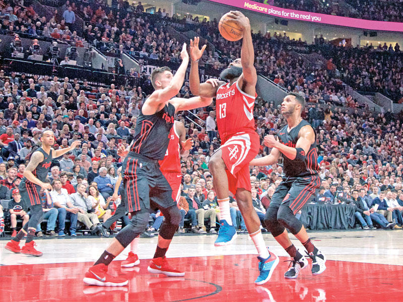 هاردن نجم هيوستن روكتس خلال مواجهة بورتلاند ترايل بلايزرز