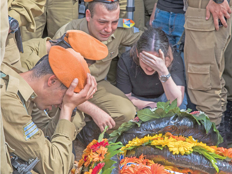 جنود إسرائيليون خلال جنازة زميلهم الذي قتل في دهس بالقدس المحتلة الأحد (إي بي أيه)