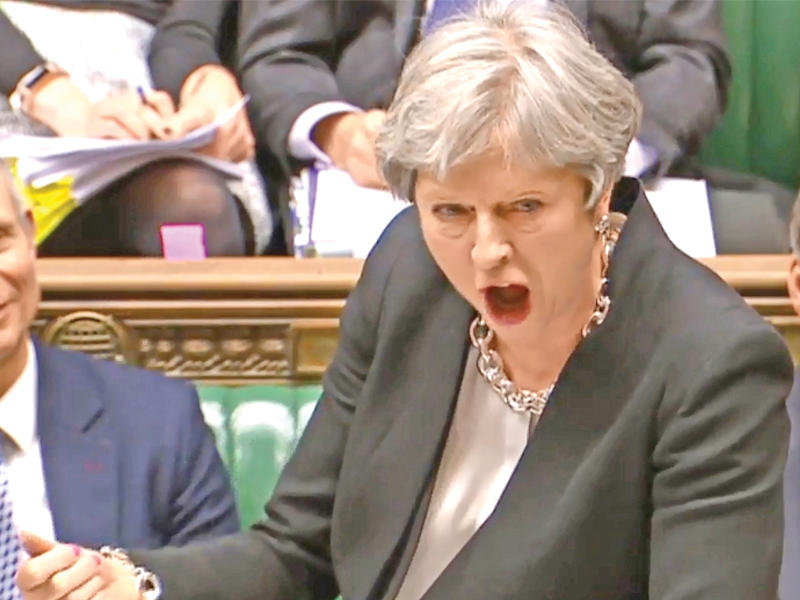 ماي منفعلة خلال اجتماع الحكومة الأسبوعي أمس (أ ف ب)